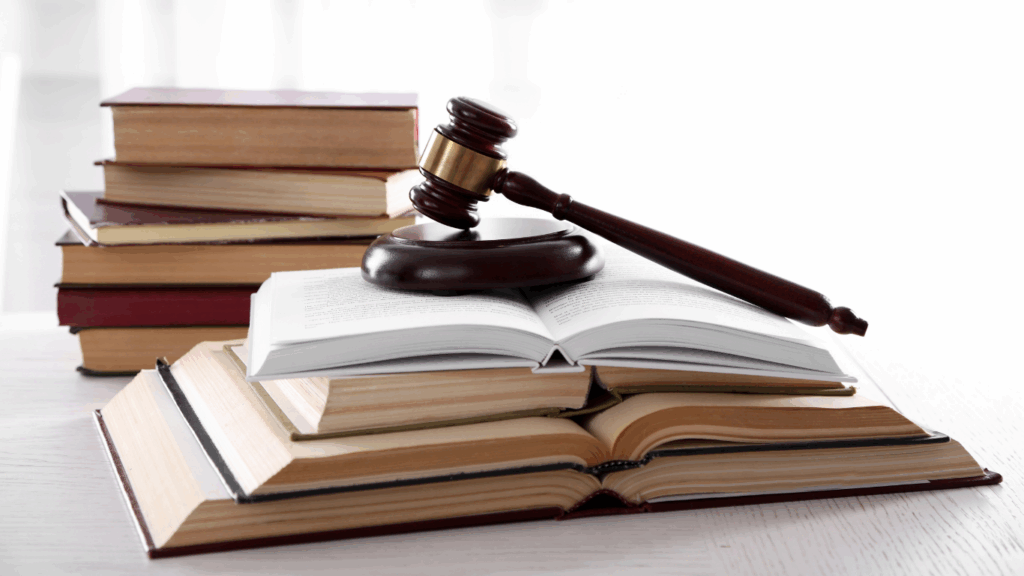 Prawnik z kancelarii analizuje zapisy umowy dotyczące kar umownych. Artykuł wyjaśnia, kiedy sąd może obniżyć rażąco wygórowaną karę umowną na podstawie art. 484 Kodeksu cywilnego oraz jak bronić interesów przedsiębiorcy w sporach gospodarczych.